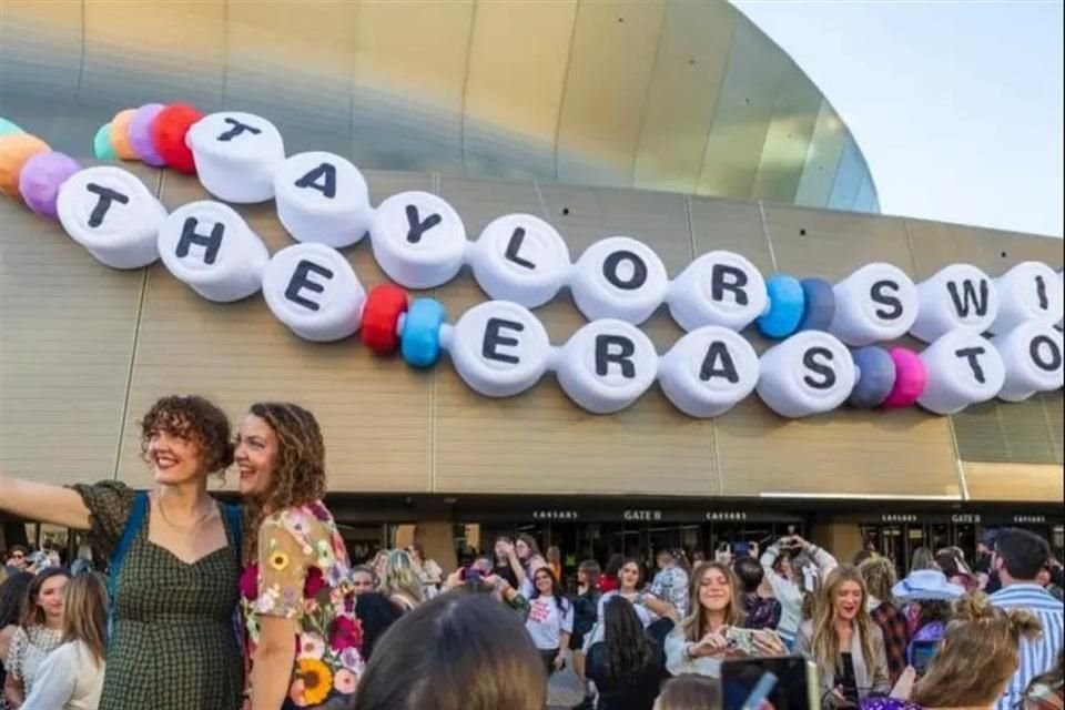 La enorme instalación, que colgaba de la fachada del estadio y deletreaba 'Taylor Swift The Eras Tour', fue creada por el artista de Miami Shawn Kolodny, especializado en esculturas inflables.