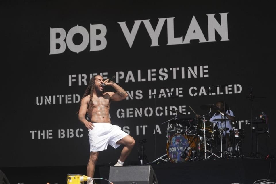 Bob Vylan niega antisemitismo tras polémica por cánticos contra las FDI en Glastonbury; autoridades investigan y revocan visas.