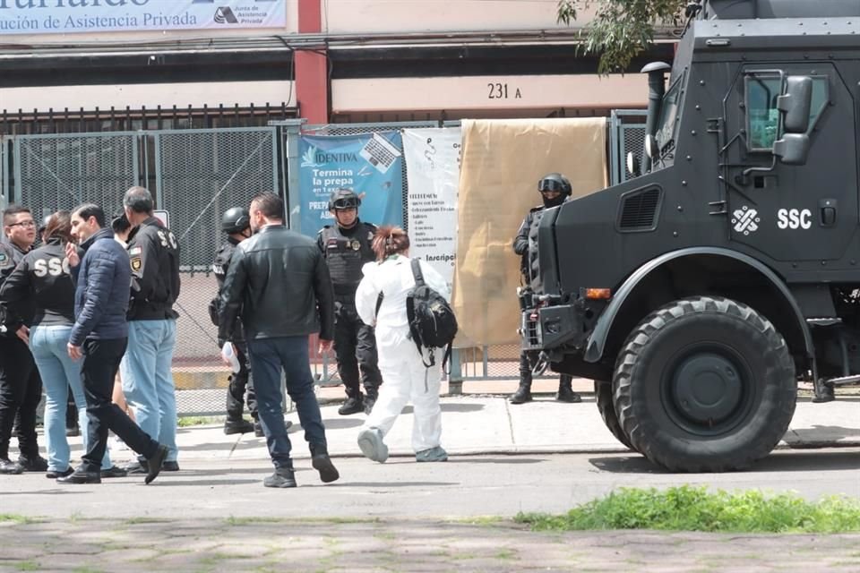 Sobre las 10:30 horas, la fachada del centro social fue cubierta con lonas para impedir visibilidad e ingresaron peritos de la Fiscalía capitalina para las investigaciones de los hechos.