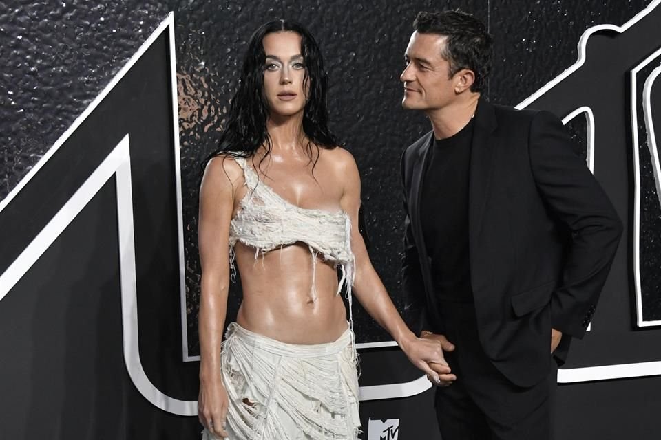 Orlando Bloom compartió mensajes de inspiración tras su ruptura con Katy Perry, quien se emociona en concierto durante su gira 'Lifetimes'.