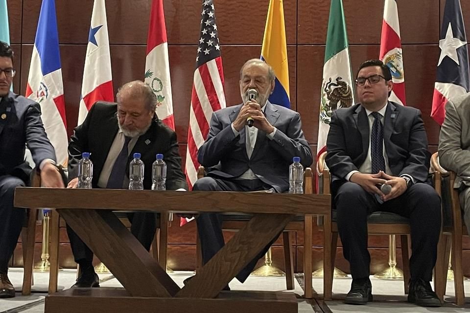 Carlos Slim dijo que el Gobierno 'no tiene dinero para invertir' y por eso es relevante la participación de la iniciativa privada.