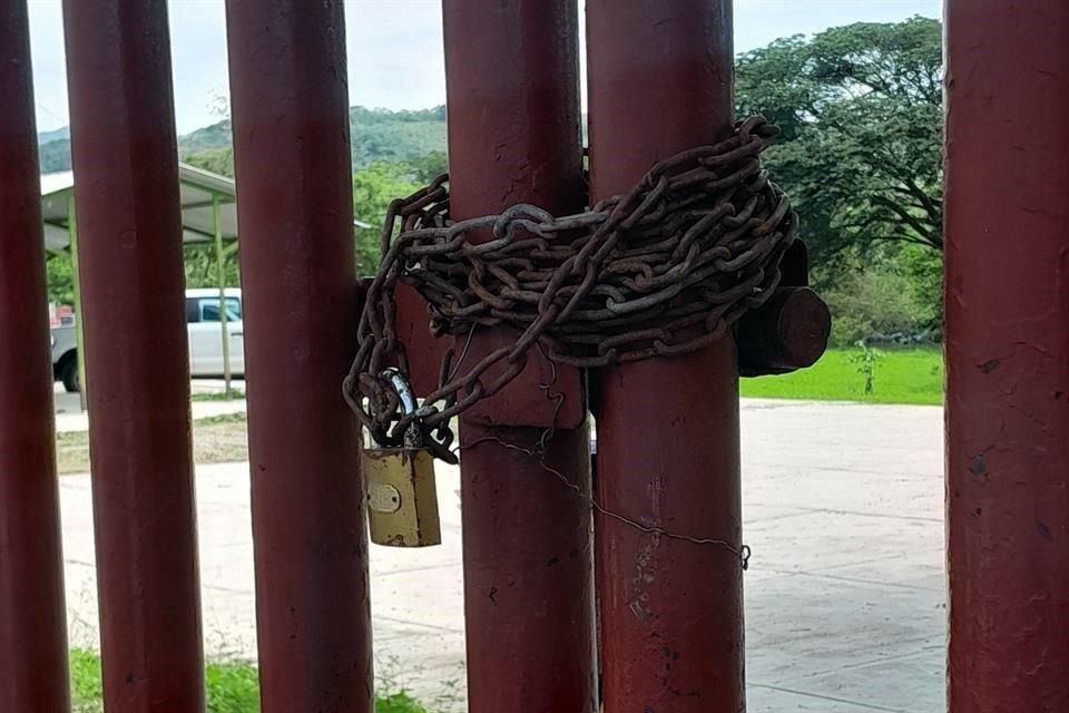 Habitantes de Ometepec, Guerrero, exigieron que los Servidores de la Nación realicen los censos correspondientes para recibir los apoyos del Gobierno federal tras el paso del huracán 'Erick'.