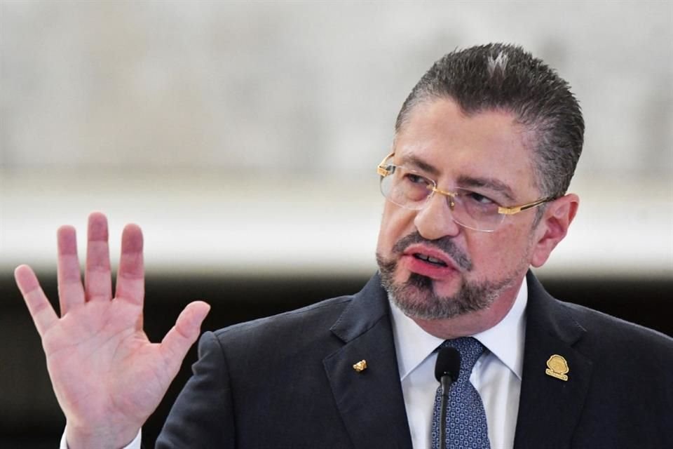 El Presidente Rodrigo Chaves durante una conferencia de prensa en San José, el 23 de abril del 2025.