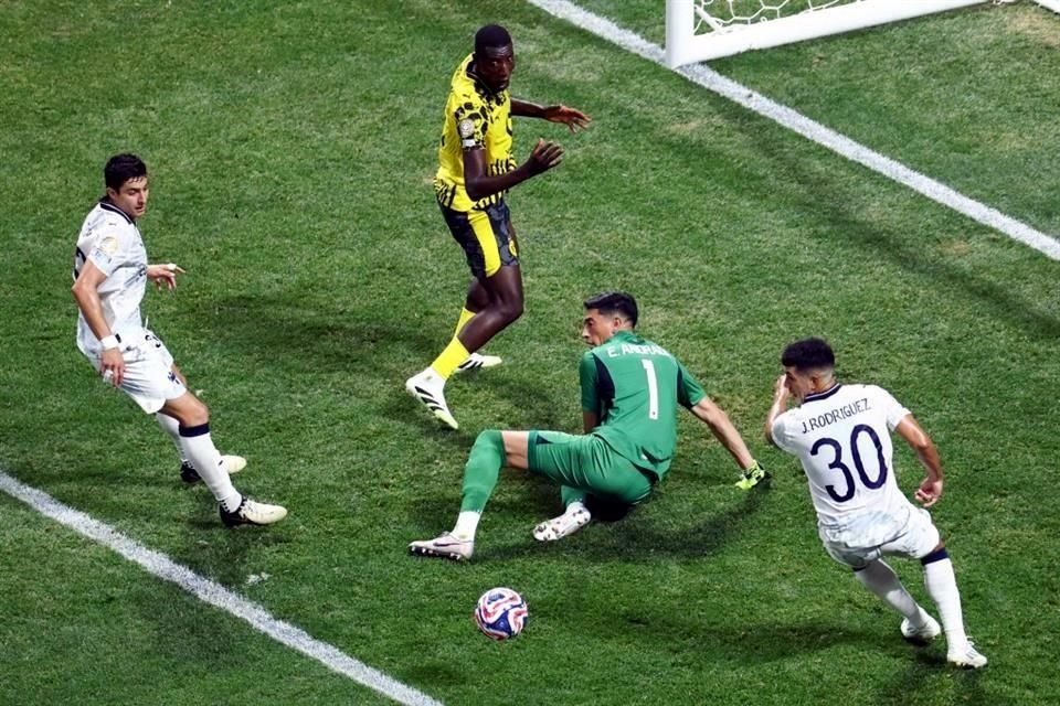 Esteban Andrada le sacó una clara de gol a Guirassy.