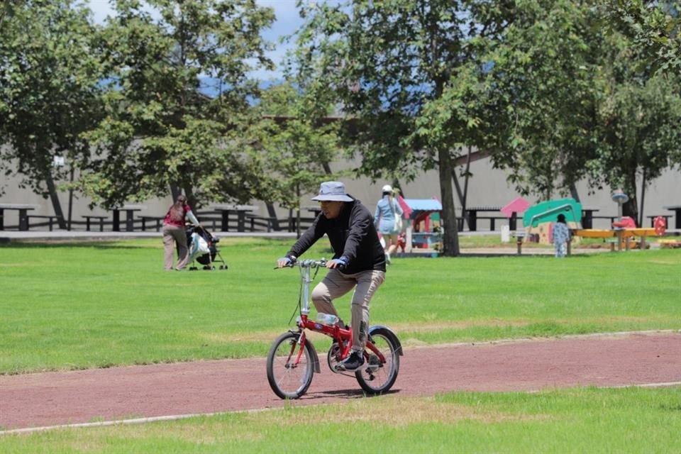 Visitantes aprovecharon los distintos espacios del recinto. Algunos de ellos en bicicletas.