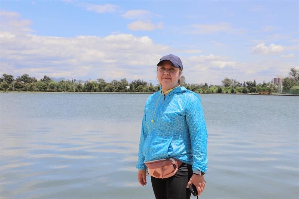 DIVERSIDAD. Capitalinos acudieron al Parque para realizar actividades físicas, como jugar futbol, andar en bici.
