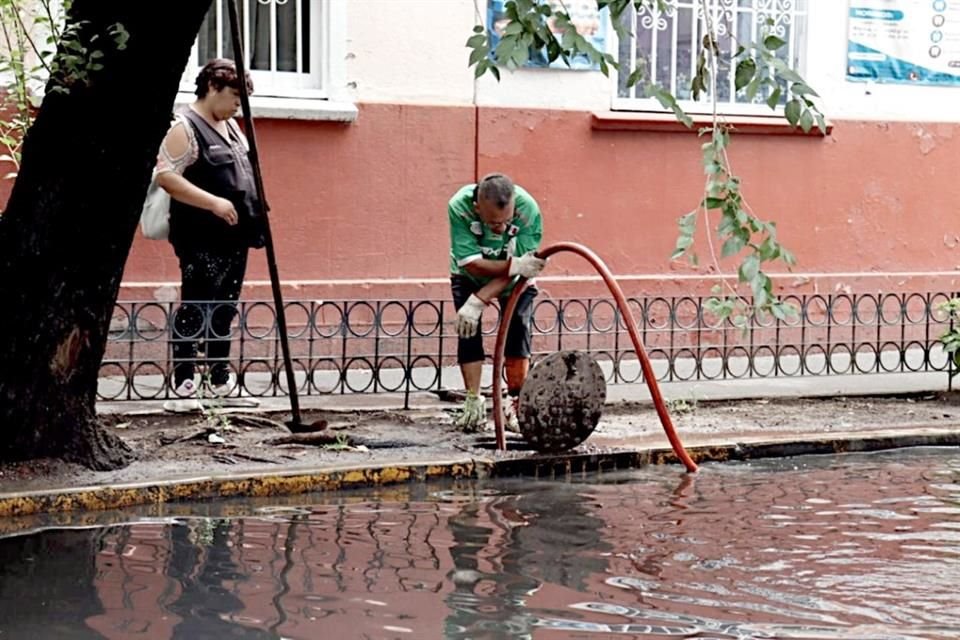 Pese a lo difícil del trabajo, Víctor Romano, quién lidera brigadas de desazolve en Cuauhtémoc, encuentra satisfacción al ayudar a vecinos.