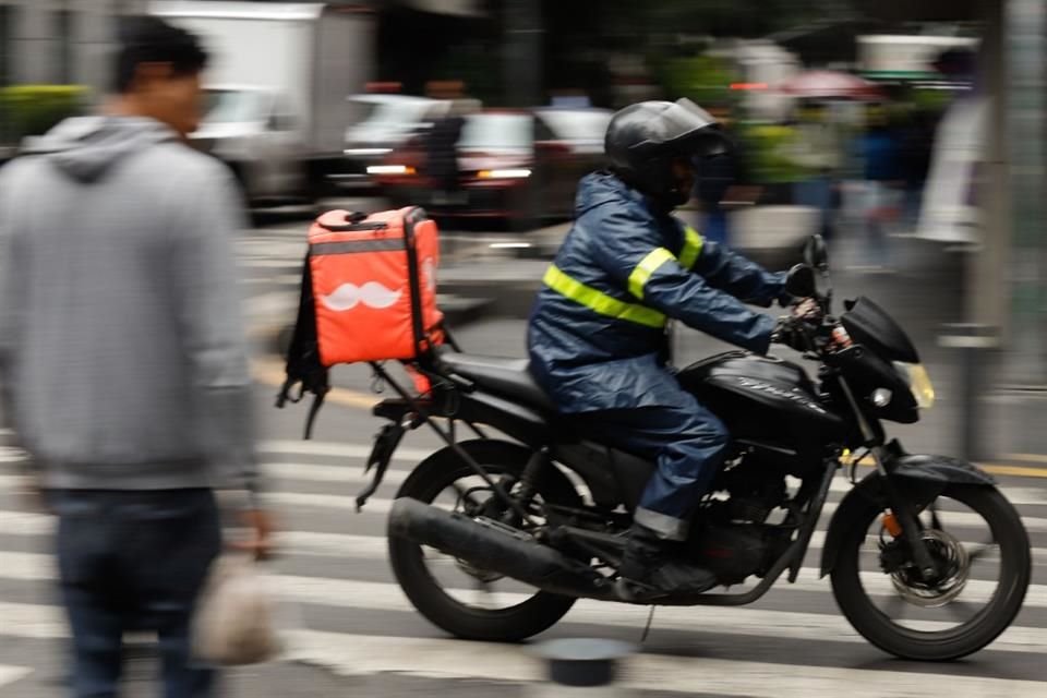Por una entrega de más de 3 kilómetros llegan a pagar al repartidor de 15 a 19 pesos en promedio y a veces, lamentan, durante lluvias esa tarifa se mantiene.