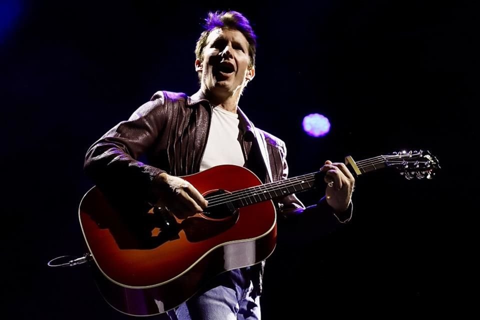 El cantante James Blunt festejó el vigésimo aniversario de su primer álbum, 'Back to Bedlam', con seis mil fanáticos en la Ciudad de México.