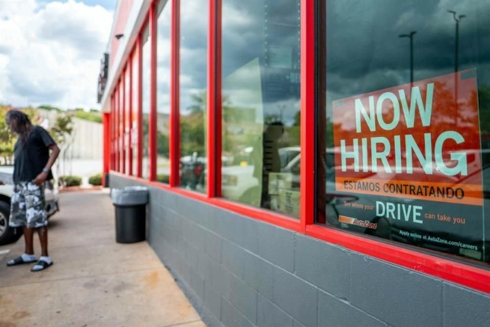 El empleo en las empresas estadounidenses disminuyó inesperadamente en junio por primera vez en más de dos años.