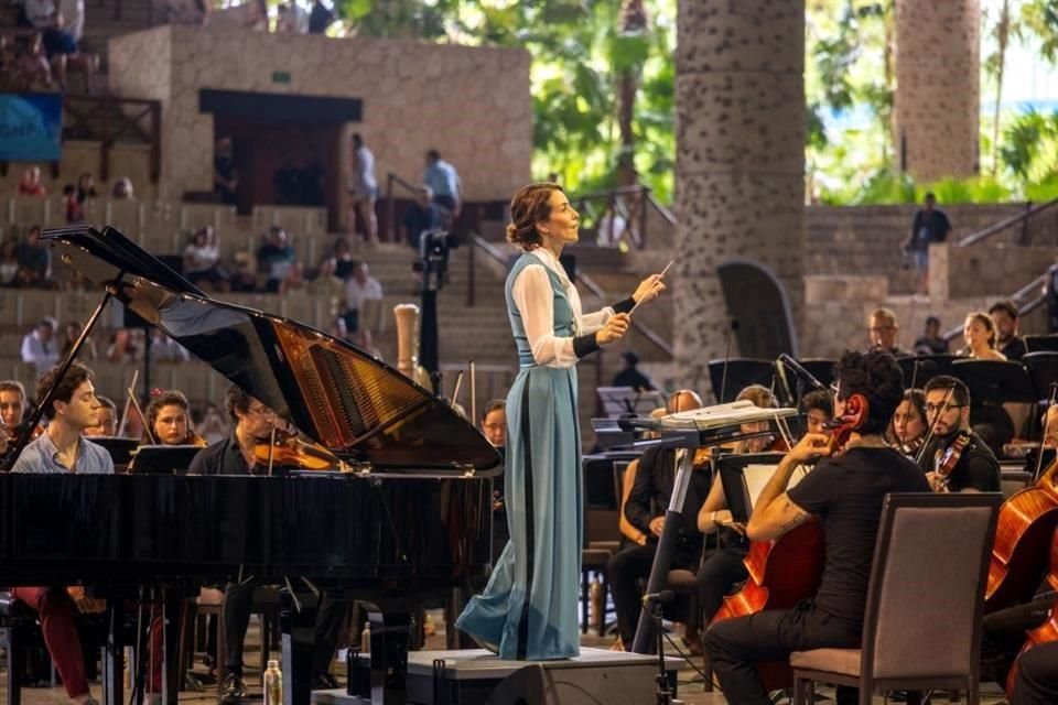 La directora de Orquesta Alondra de la Parra dirige La Orquesta Imposible, durante el concierto de clausura gratuito del Festival Paax GNP para público de la Riviera Maya.