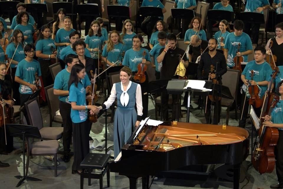 Alondra de la Parra saluda a la joven concertino Priscila Sánchez de la Orquesta Armonía Social.