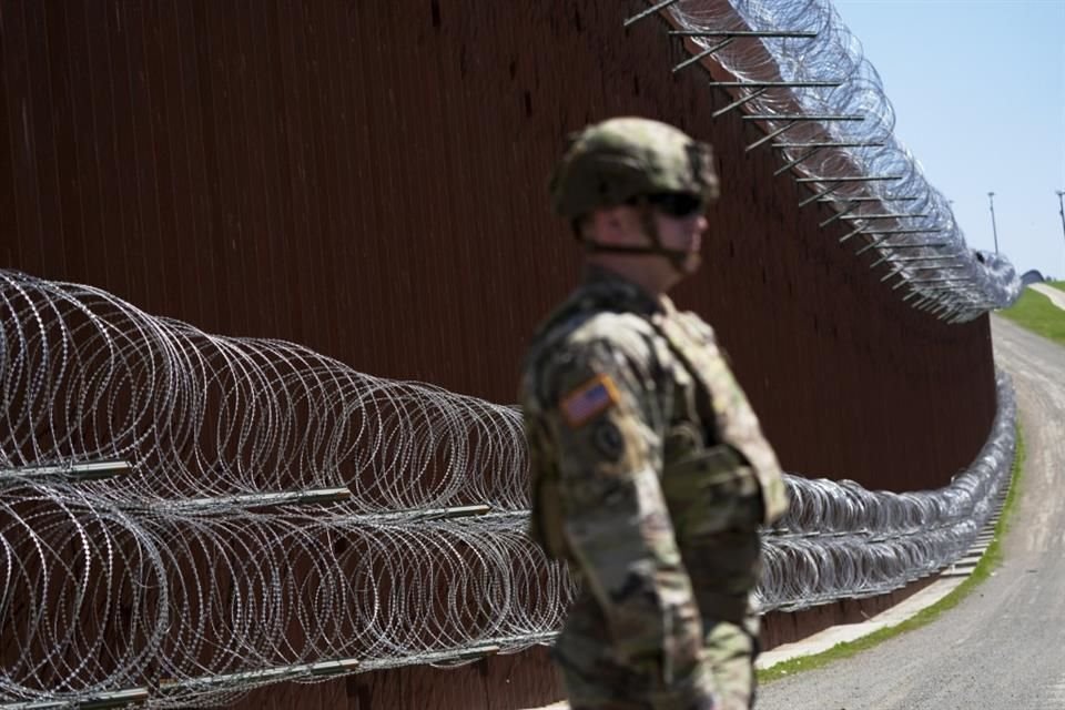 Un juez federal bloqueó la prohibición de asilo de Donald Trump en frontera entre EU y México, diciendo que Presidente excedió su autoridad.