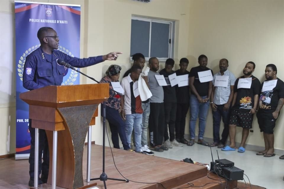 Vocero de la policía de Haití presenta a personas detenidas por presuntos lazos con pandillas, el 18 de junio, en Puerto Príncipe.