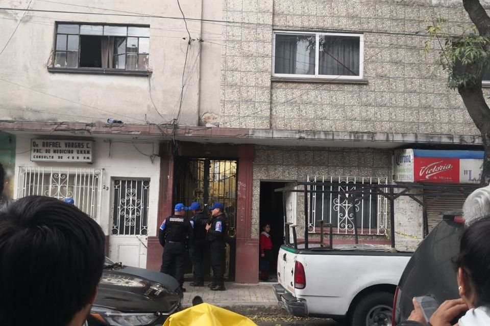 Paramédicos de Protección Civil y policías auxiliares acudieron al inmueble, ubicado en Calle Degollado 164.