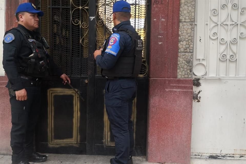 El inmueble permaneció bajo resguardo policial mientras se llevaron a cabo los peritajes y los cadáveres fueron retirados.