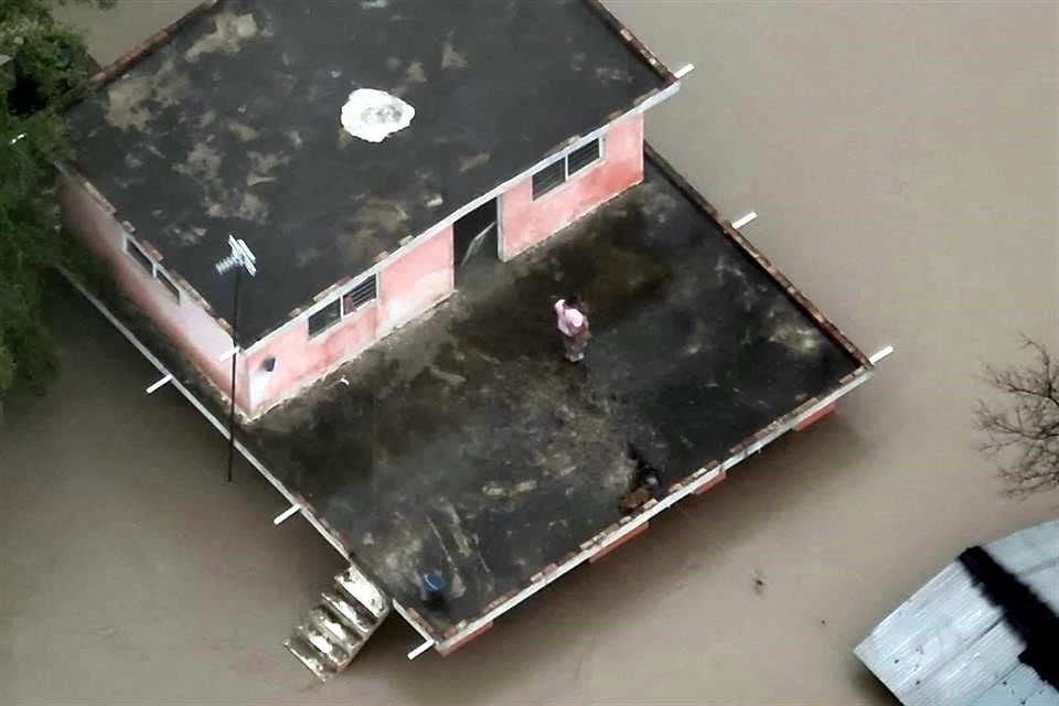 Autoridades de Protección Civil buscan llevar víveres a vecinos de la comunidad 'La Morita' que quedaron atrapados en sus viviendas, en Xicoténcatl.