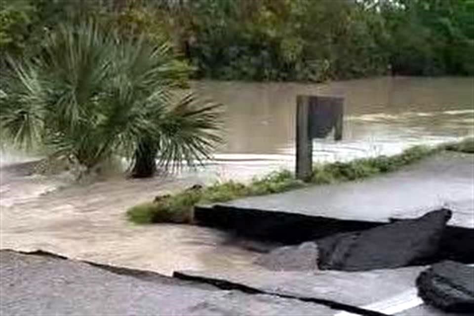 Ayer, las carreteras que conducen al sur de Tamaulipas se colapsaron luego de que las avenidas de agua destrozaron la carpeta asfáltica en algunos tramos de Ciudad Victoria a Tampico.