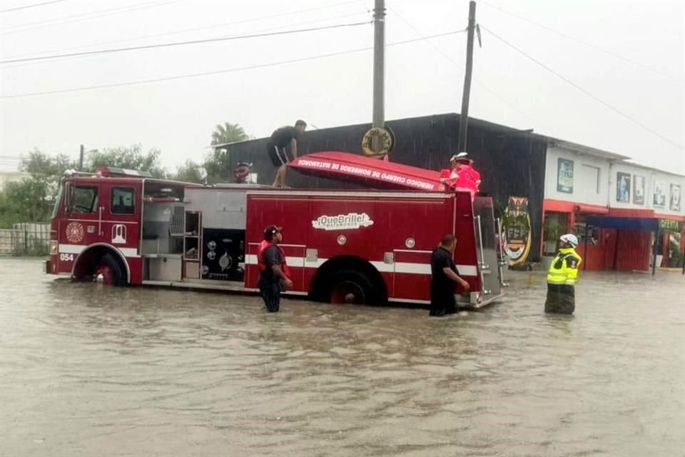 El martes, de acuerdo con autoridades locales, un hombre y su hija de 5 años fueron arrastrados por la corriente cuando se bajaron de su automóvil averiado en Matamoros.