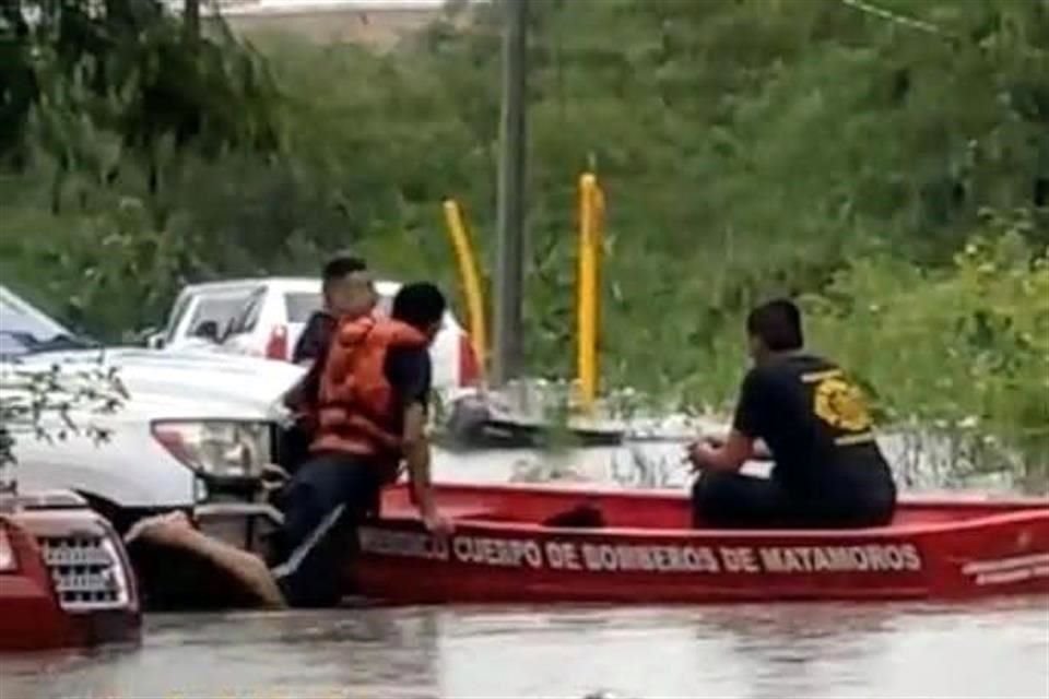 Personas que pasaban por el lugar auxiliaron a la niña, pero el padre fue llevado por la fuerza del agua y su cuerpo fue recuperado en un canal de aguas negras.