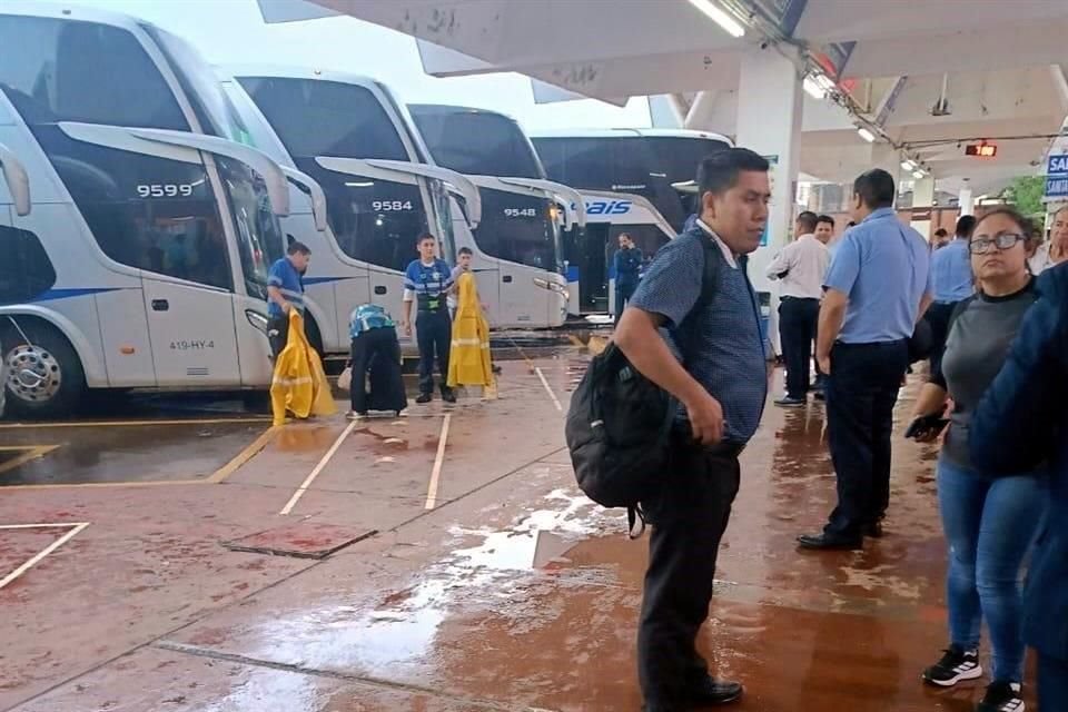 El transporte de pasajeros federal canceló salidas de las terminales de Ciudad Victoria y de centrales en el sur, lo que dejó varados a cientos de usuarios que se dirigían a Reynosa y Matamoros.