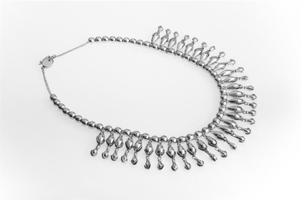 Collar de Plata, representación de cascabeles, perteneciente a la Colección Prehispánica. Largo de 43 cms. Peso de 48.3 grs.