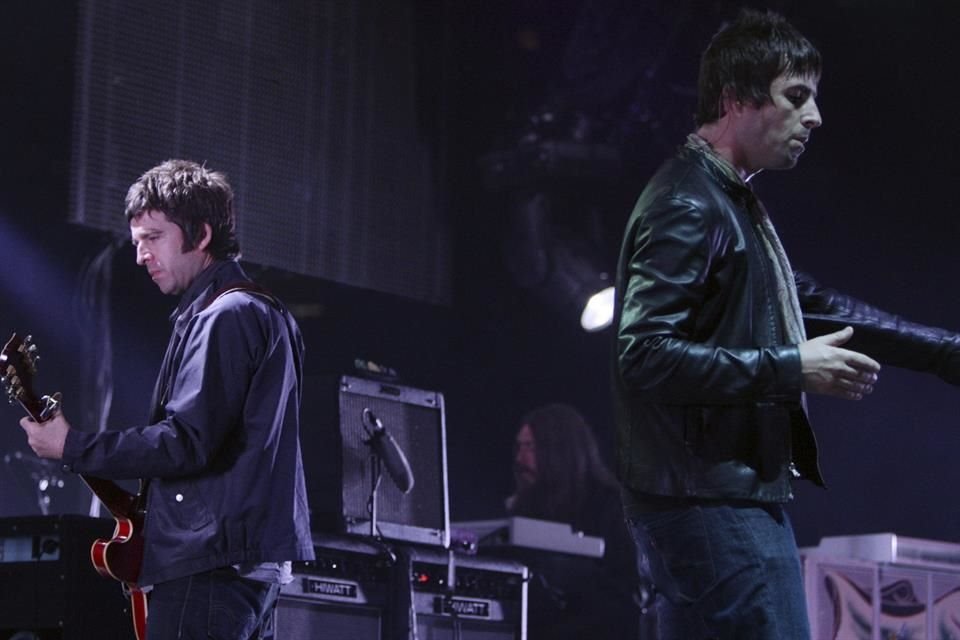 Tras 16 años de separación, Oasis regresa a los escenarios con una gira mundial que emociona a sus fans y revive el espíritu del britpop.