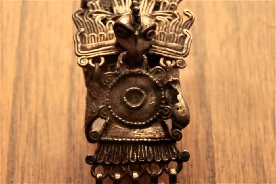 El 'águila que cae', joya inspirada en la figura de Cuauhtémoc, símbolo del sol en su ocaso. El diseño, elaborado en oro o plata, refleja sofisticación y conexión espiritual con raíces mesoamericanas.