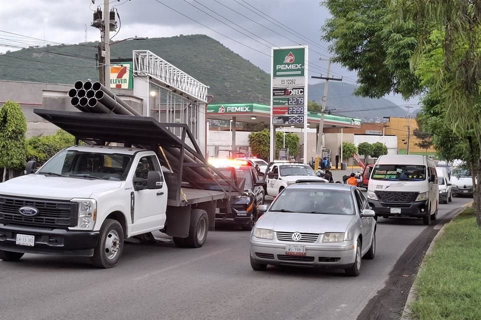 Los primeros reportes señalan que posiblemente por una mala maniobra cayó al paso del este vehículo y fue arrollado.