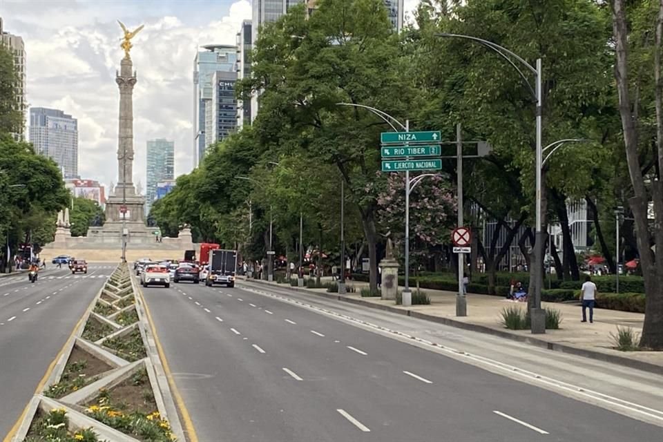 RECUPERAN PASOS PEATONALES, PERO... Los comerciantes informales que operan en puestos semifijos han reducido su presencia sobre Paseo de la Reforma, sin embargo, aún permanecen en tres puntos.