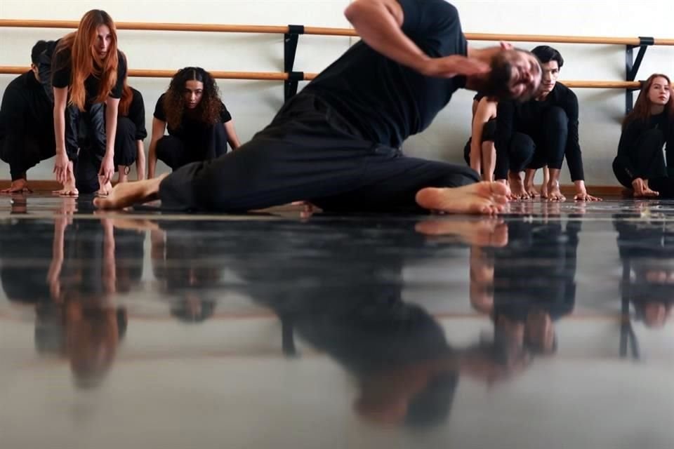La pieza 'Se nos quedaron ellos' está inspirada en el asesinato del bailarín sinaloense Maximiliano Corrales, pero en escena no apela a la violencia sino a la esperanza.