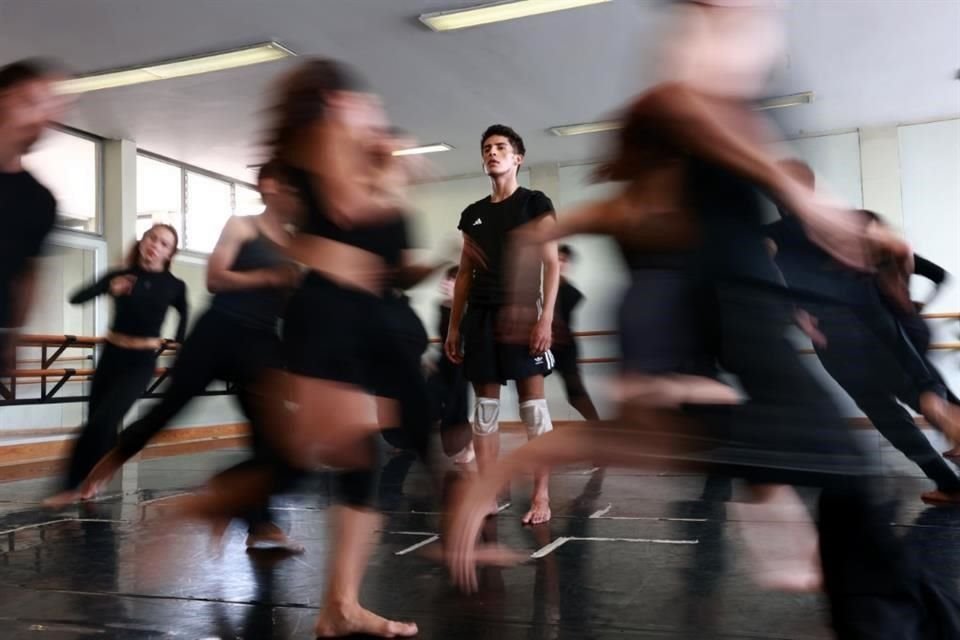 Para la obra 'Se nos quedaron ellos' Córdova trabajó con los 20 bailarines del elenco del Ceprodac.