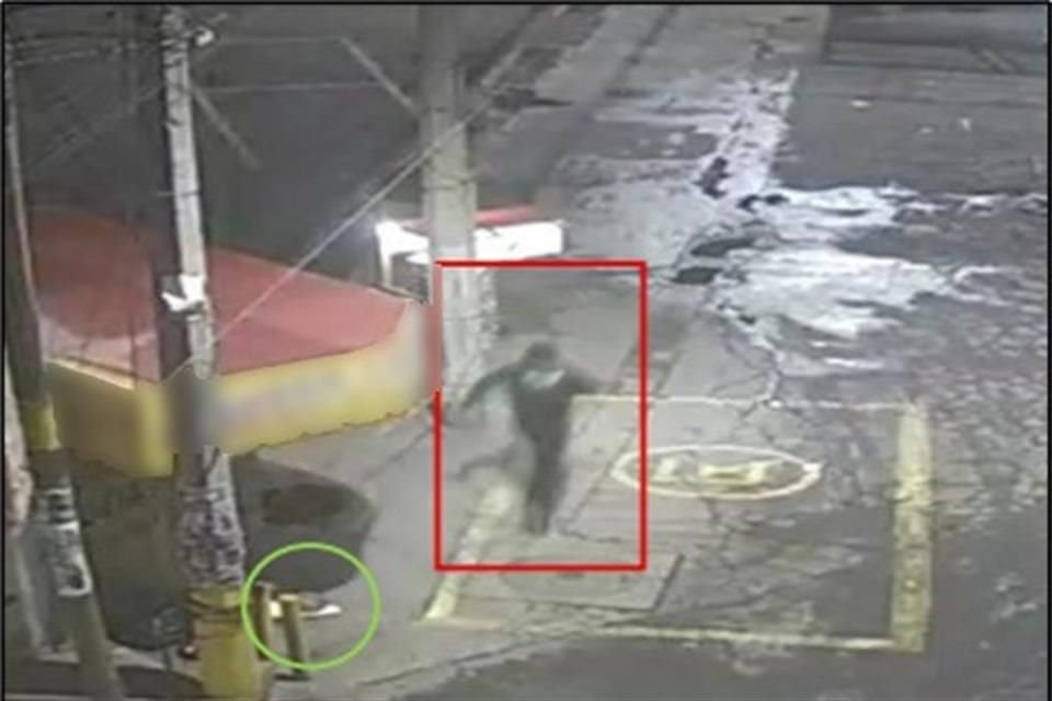 A través de un seguimiento a cámaras, autoridades ubicaron un auto involucrado en el abandono de restos humanos.
