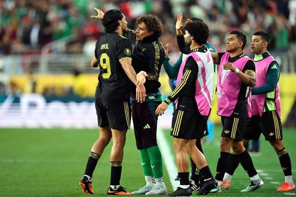 El delantero mexicano salió en los últimos minutos del partido y así fue recibido por los suplentes mexicanos.