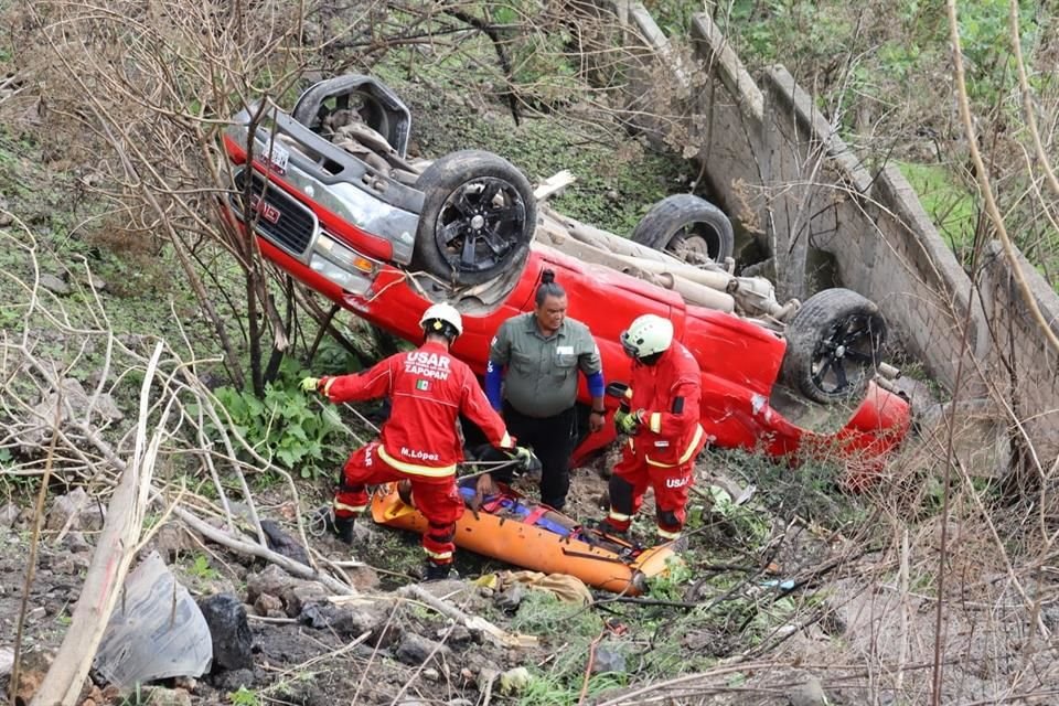 Con lesiones de gravedad terminó el conductor de una camioneta, quien cayó a un barranco y tuvo que ser rescatado por oficiales de Protección Civil y Bomberos de Zapopan.