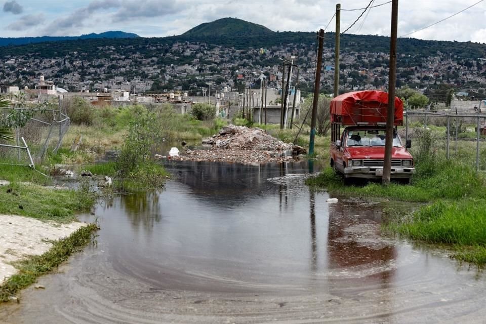 Dado que se trata de un asentamiento irregular, las calles no están pavimentadas, no hay banquetas ni drenaje.