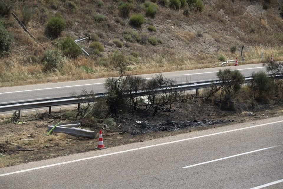 Los bomberos acudieron a combatir el fuego, que se extendió a la vegetación cercana, indicaron las autoridades.