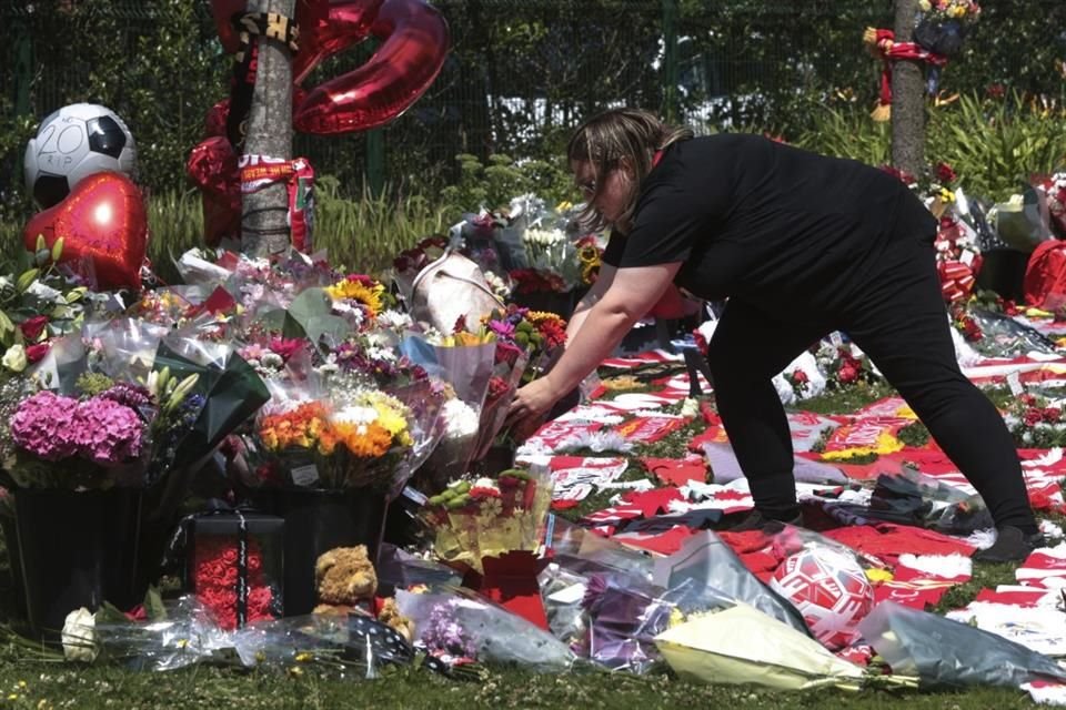 Aficionados del Liverpool acudieron a dejar flores en memoria de Diogo Jota a las afueras de Anfield.