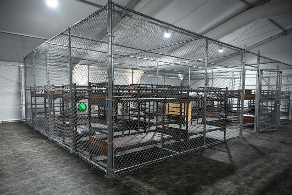El primer grupo de migrantes llegó a un nuevo centro de detención en Florida que los funcionarios han apodado 'Alcatraz con Caimanes'.