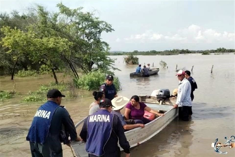 Elementos de la Marina ofrecen apoyos a la población afectada por los recientes eventos meteorológicos en Tamaulipas.