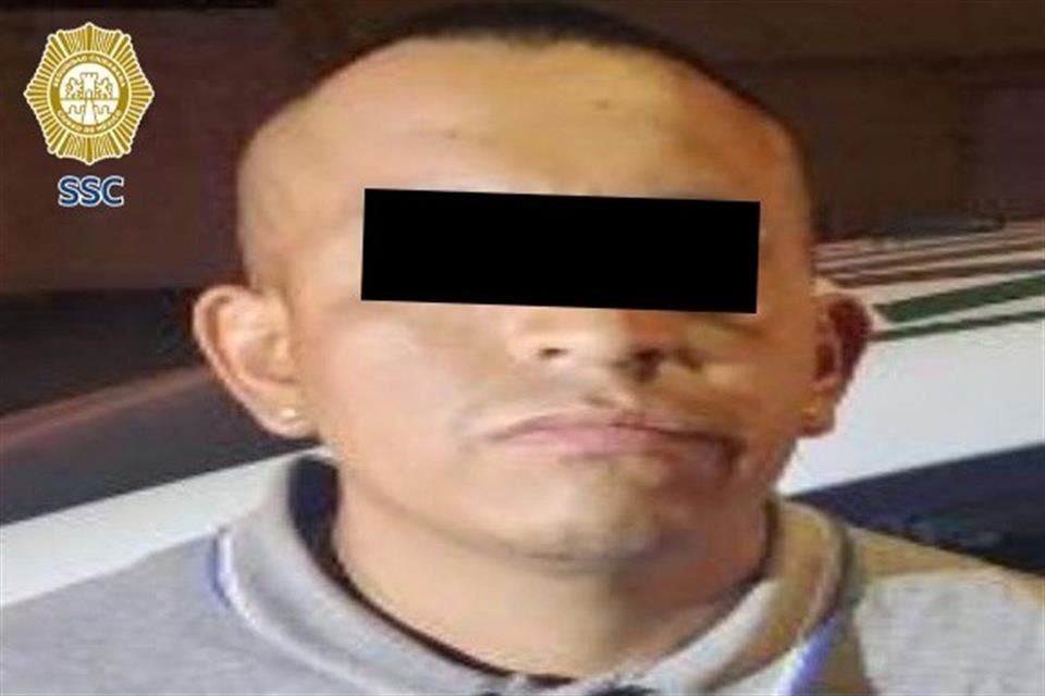 Cuando revisaron al hombre, de 31 años, le encontraron un cúter con manchas de sangre.