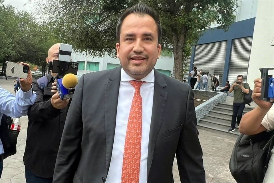 La defensa legal de Cruz Martínez se presentó, sin el músico, en el Palacio de Justicia.