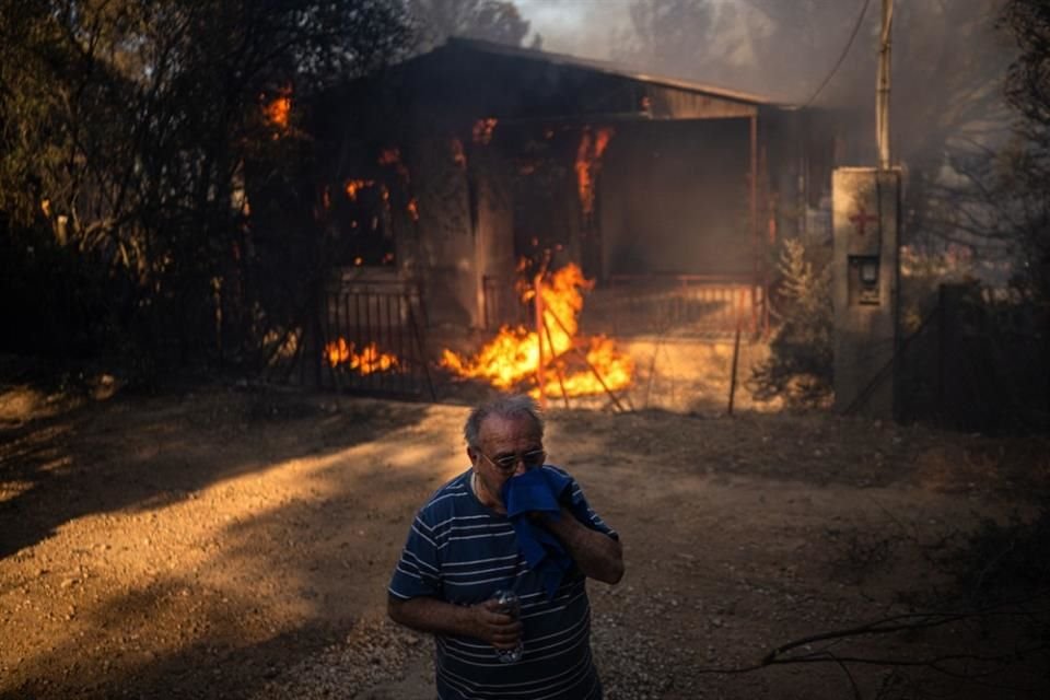 Una casa en llamas durante un incendio en Pikermi, el 3 de julio del 2025.