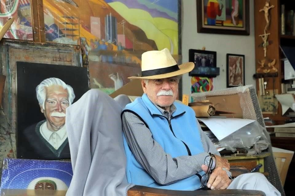 En el caballete de su taller, figura el autorretrato más reciente de Arturo Estrada.