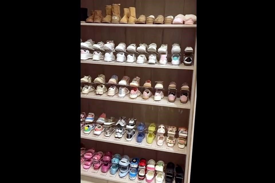 Samuel García y Mariana Rodríguez presumieron que en el clóset de su hija tiene alrededor de 120 pares de zapatos.