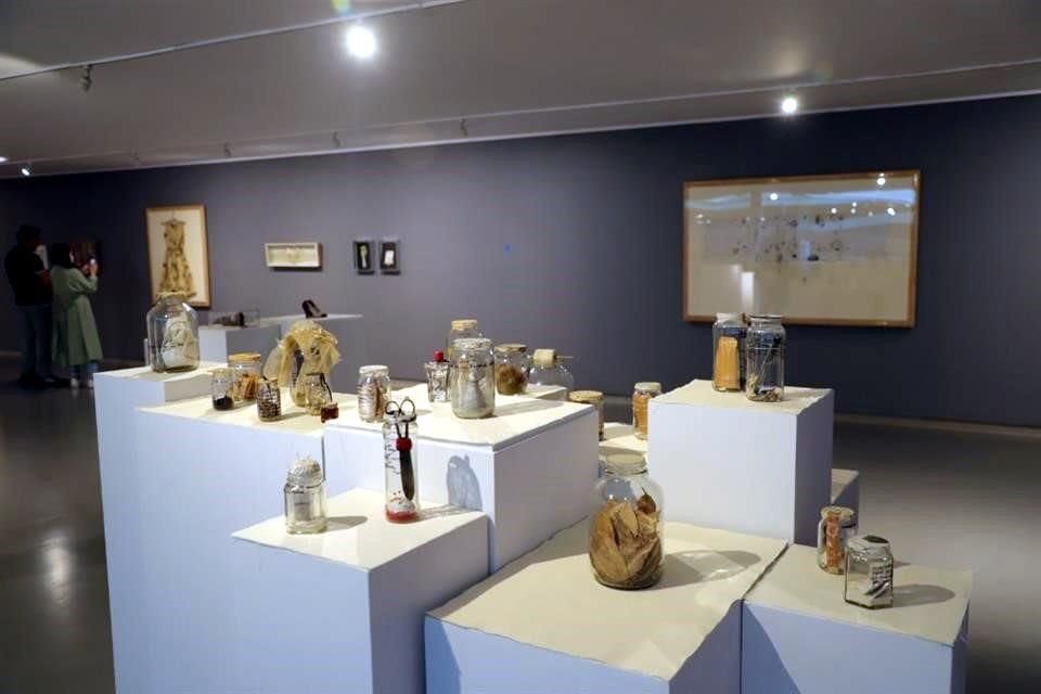 Los frascos en la obra de Yani Pecanins aparecen como contenedores de tiempo. 'Son frascos con la idea de la conservación de la memoria', dice la curadora Fernanda Ramos.