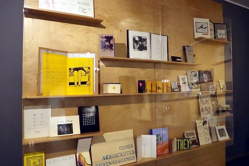 De su editorial independiente 'Cocina Ediciones en 1977' se pueden apreciar varios libros-objeto de artistas como Vicente Rojo, Magali Lara, Brian Nissen o Gabriel Macotela.