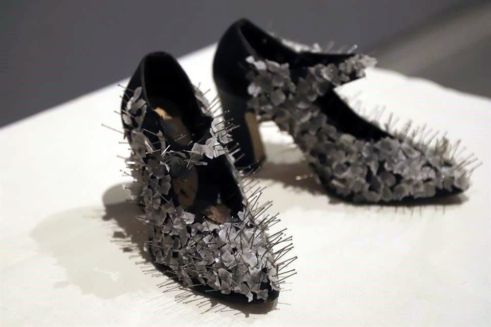 La exposición despliega su trabajo como artista visual, una faceta de Yani Pecanins con frecuencia relegada: cerámicas, textiles, frascos, zapatos, collages, gabinetes, asoman en la muestra.