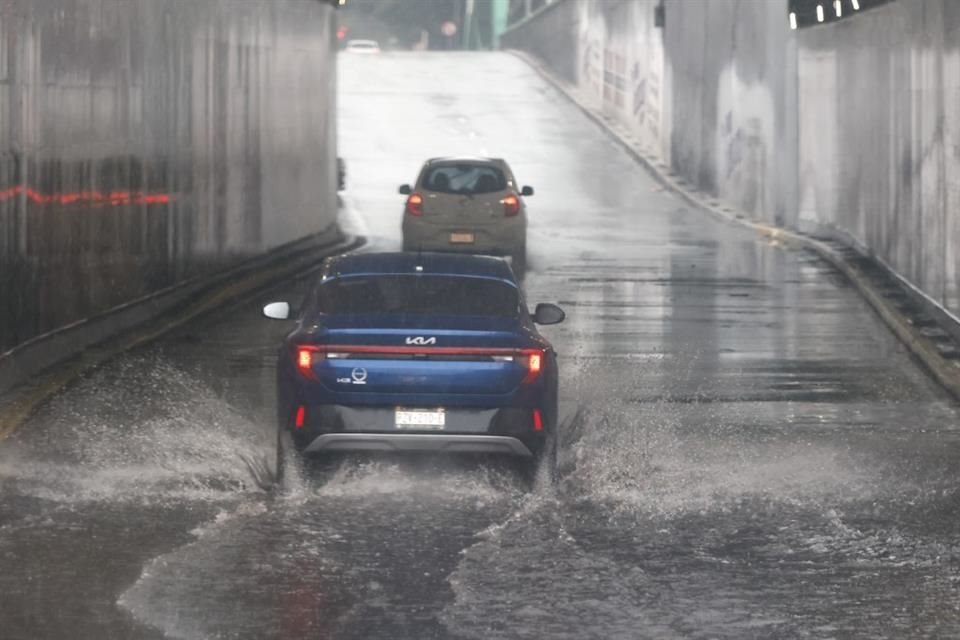 Debido a las lluvias persistentes de este lunes, autoridades activaron la alerta amarilla para 11 alcaldías; advierten por encharcamientos.