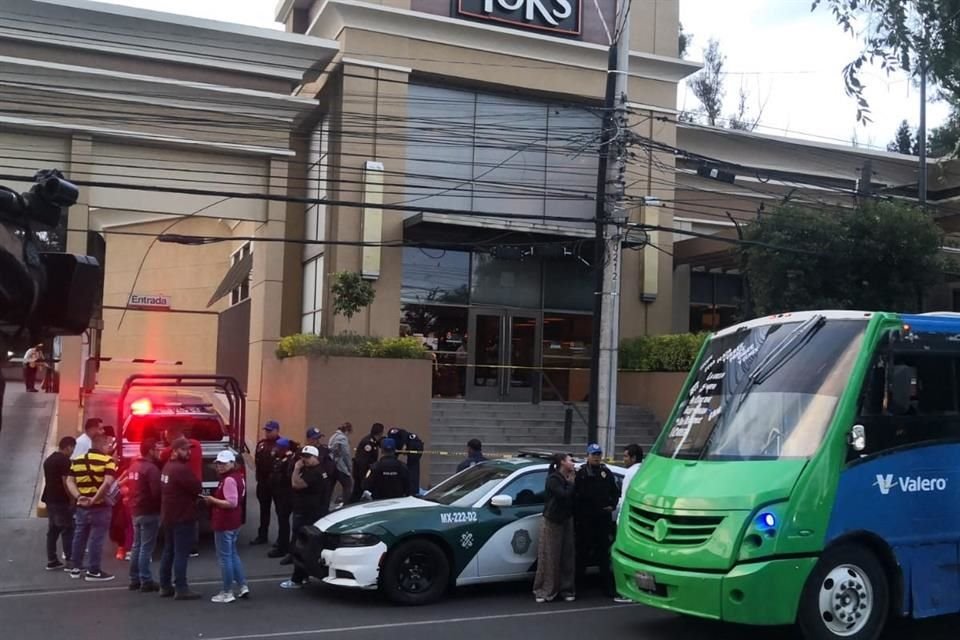 Asesinan a mujer a balazos afuera de restaurante, Othon de Mendizabal, colonia Nueva Industrial Vallejo, alcaldía Gustavo A. Madero.